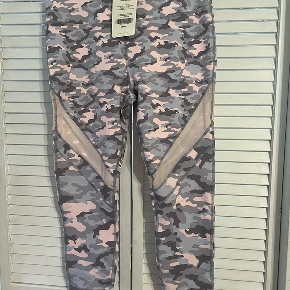 Fabletics NWT Light Camo 3/4 leggings Brogan Mesh Capri - Picture 4 of 5
